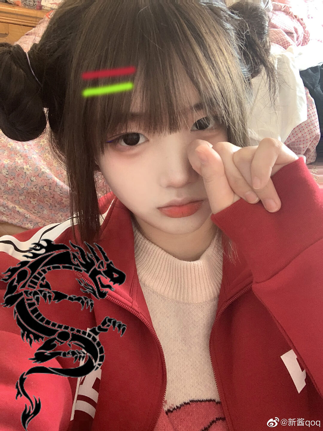 微博美女小姐姐推荐@新酱qoq,双马尾也太可爱了！