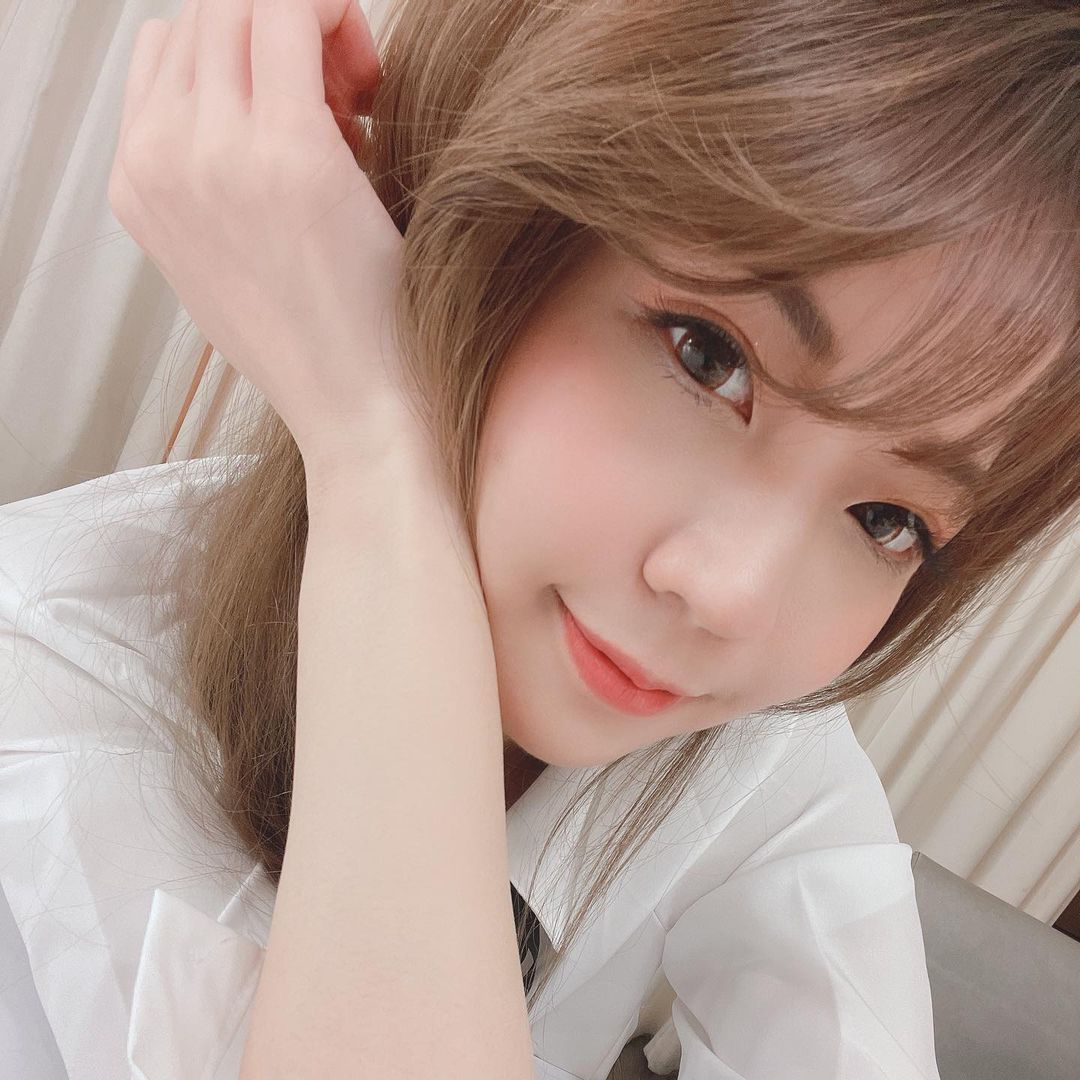 白皙纤瘦的《马尾萌妹》媛媛美腿迷人