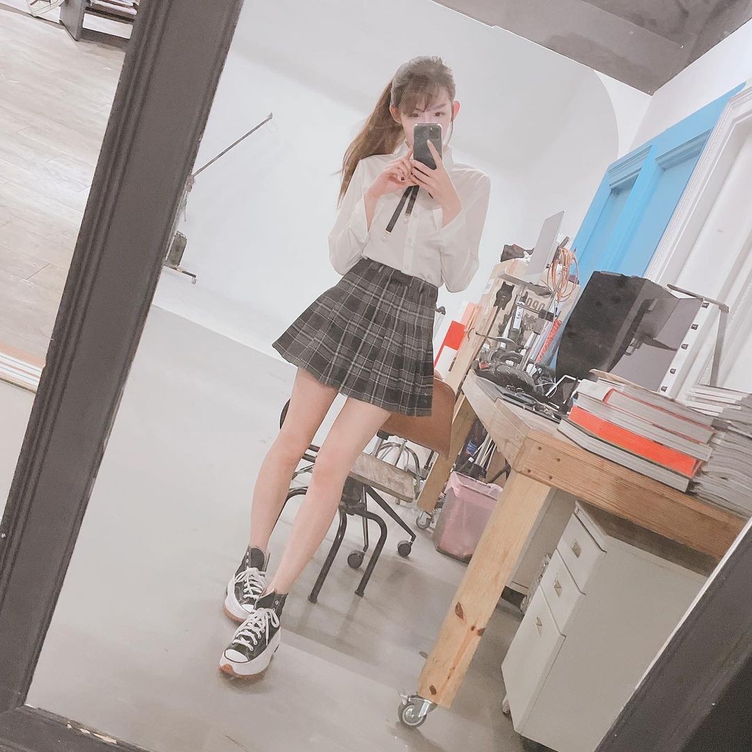 白皙纤瘦的《马尾萌妹》媛媛美腿迷人