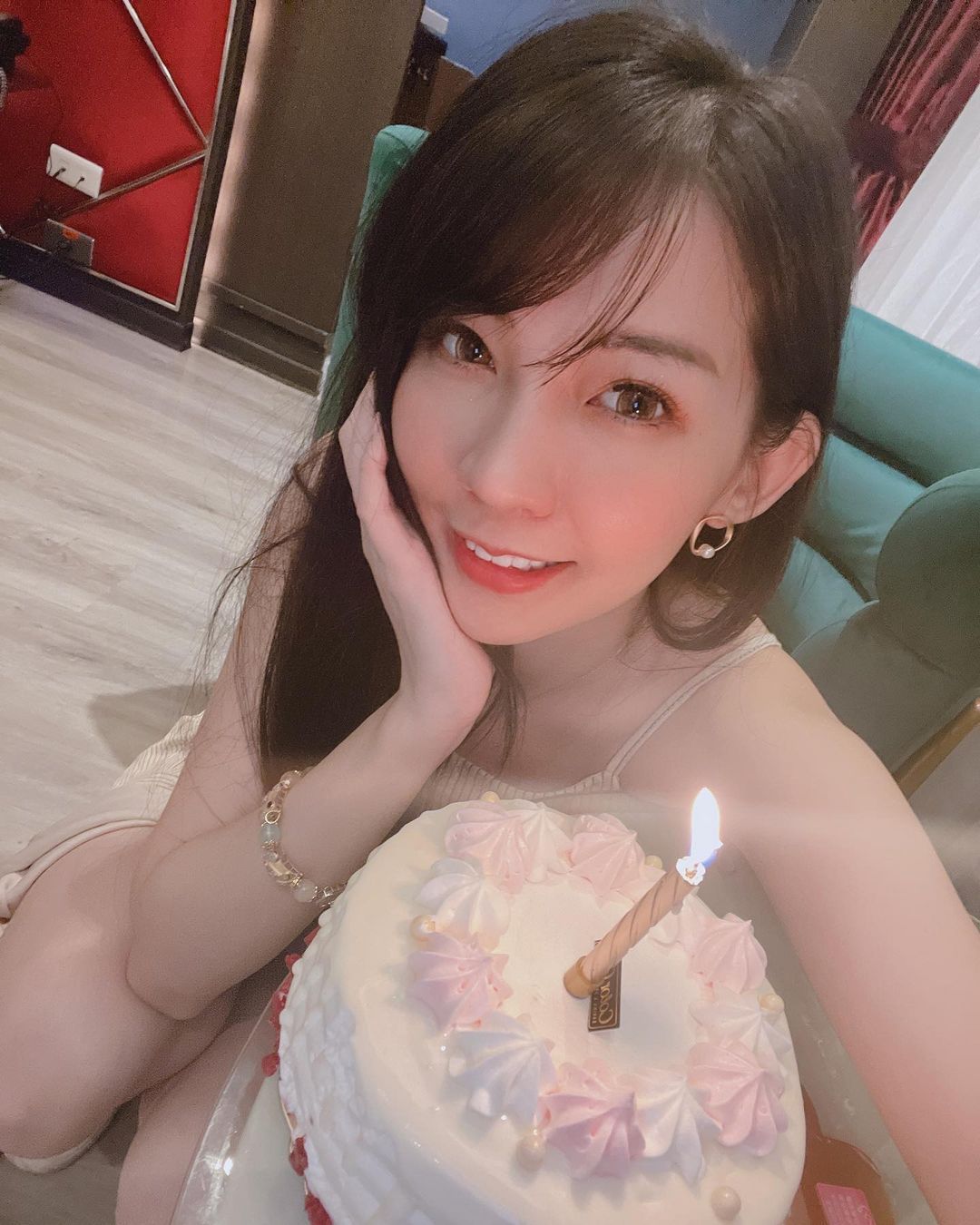 白皙纤瘦的《马尾萌妹》媛媛美腿迷人