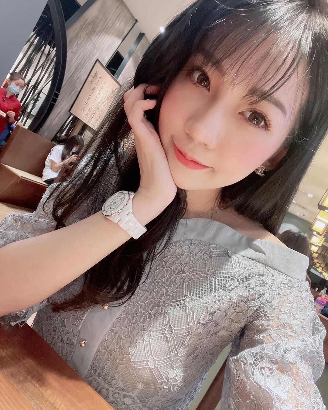 白皙纤瘦的《马尾萌妹》媛媛美腿迷人