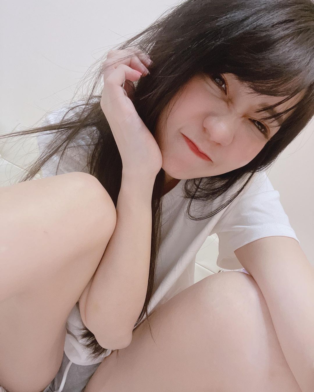 白皙纤瘦的《马尾萌妹》媛媛美腿迷人