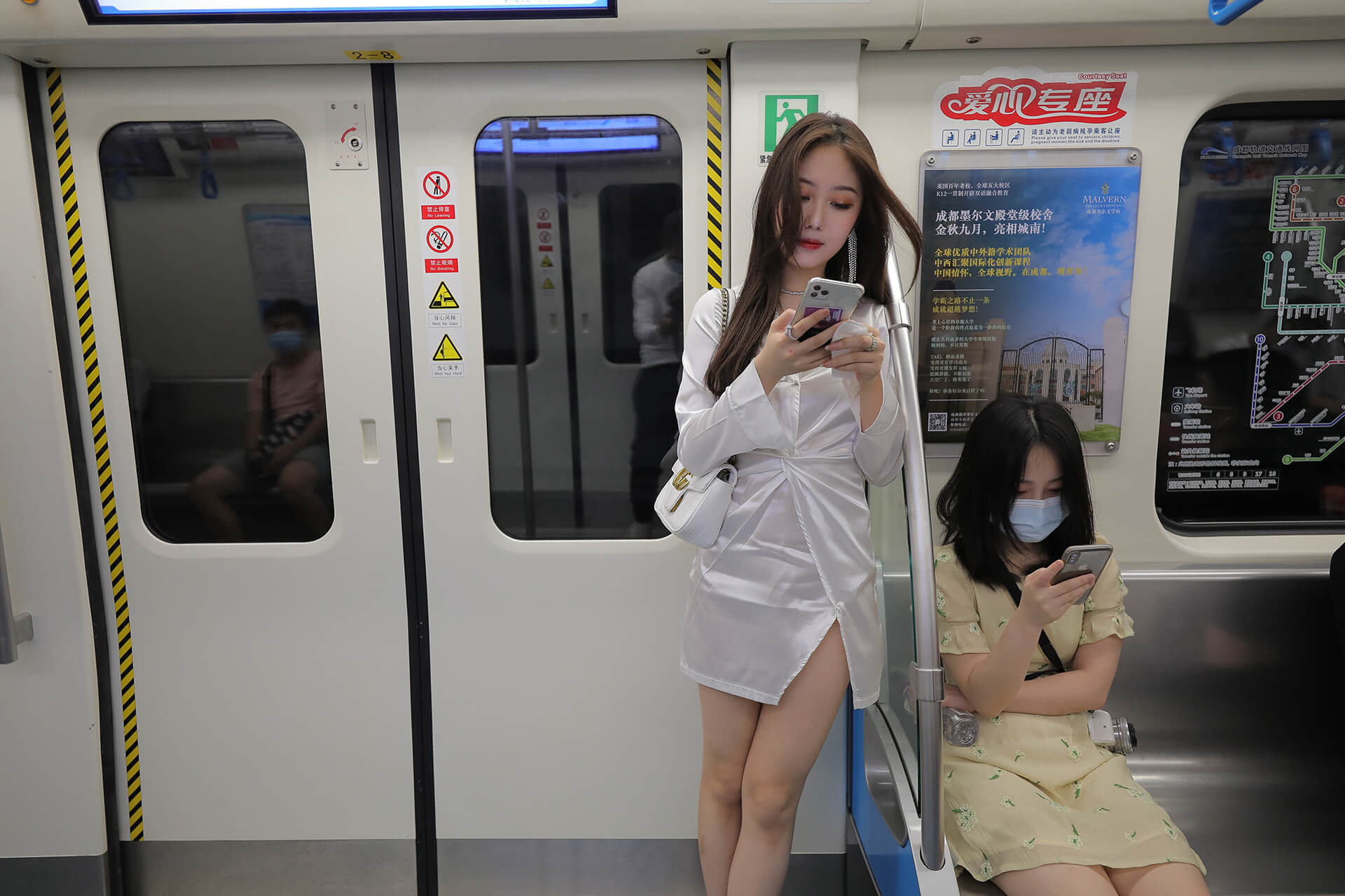 街拍美女第一期-遇上地铁里的长腿小姐姐