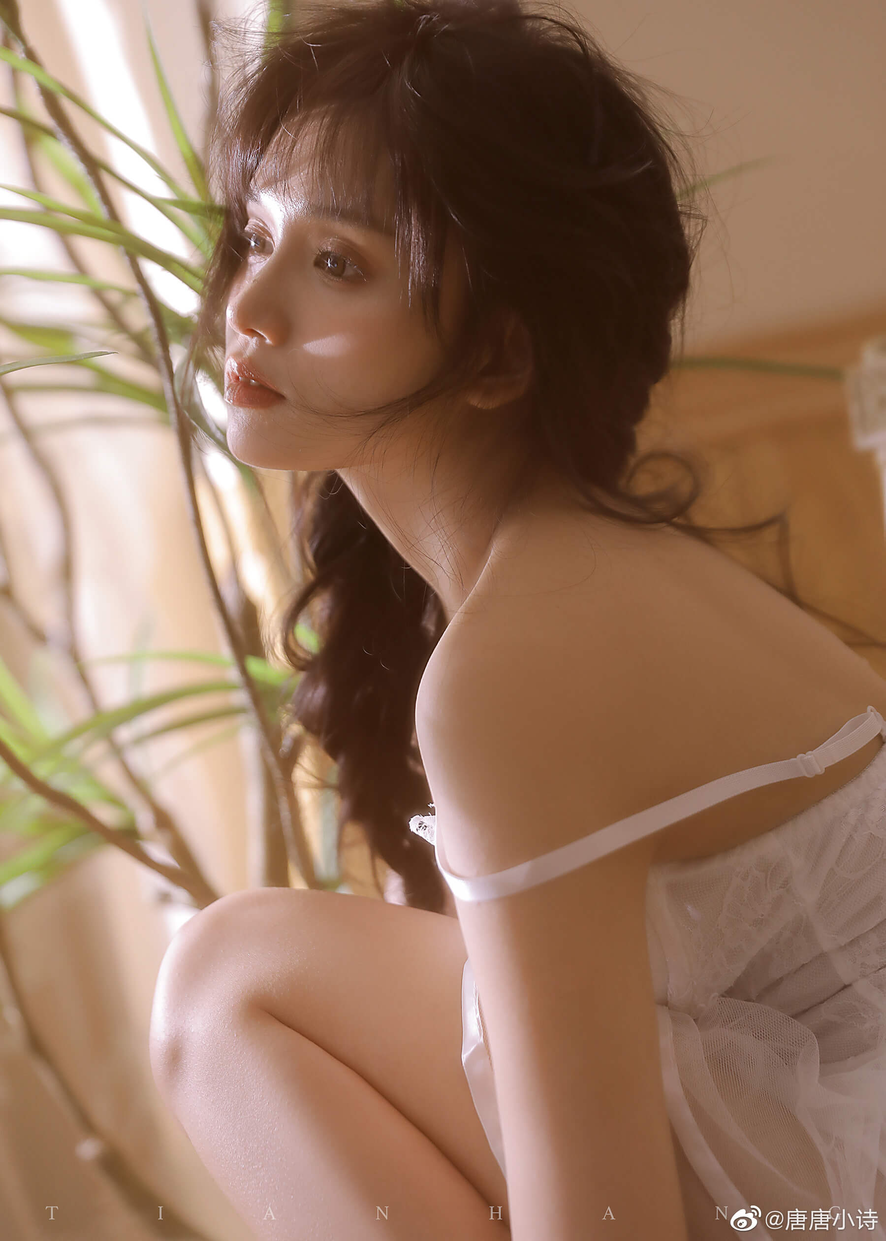 牛奶甜妹 唐唐小诗最新美照，心机微撩露出迷人香肩