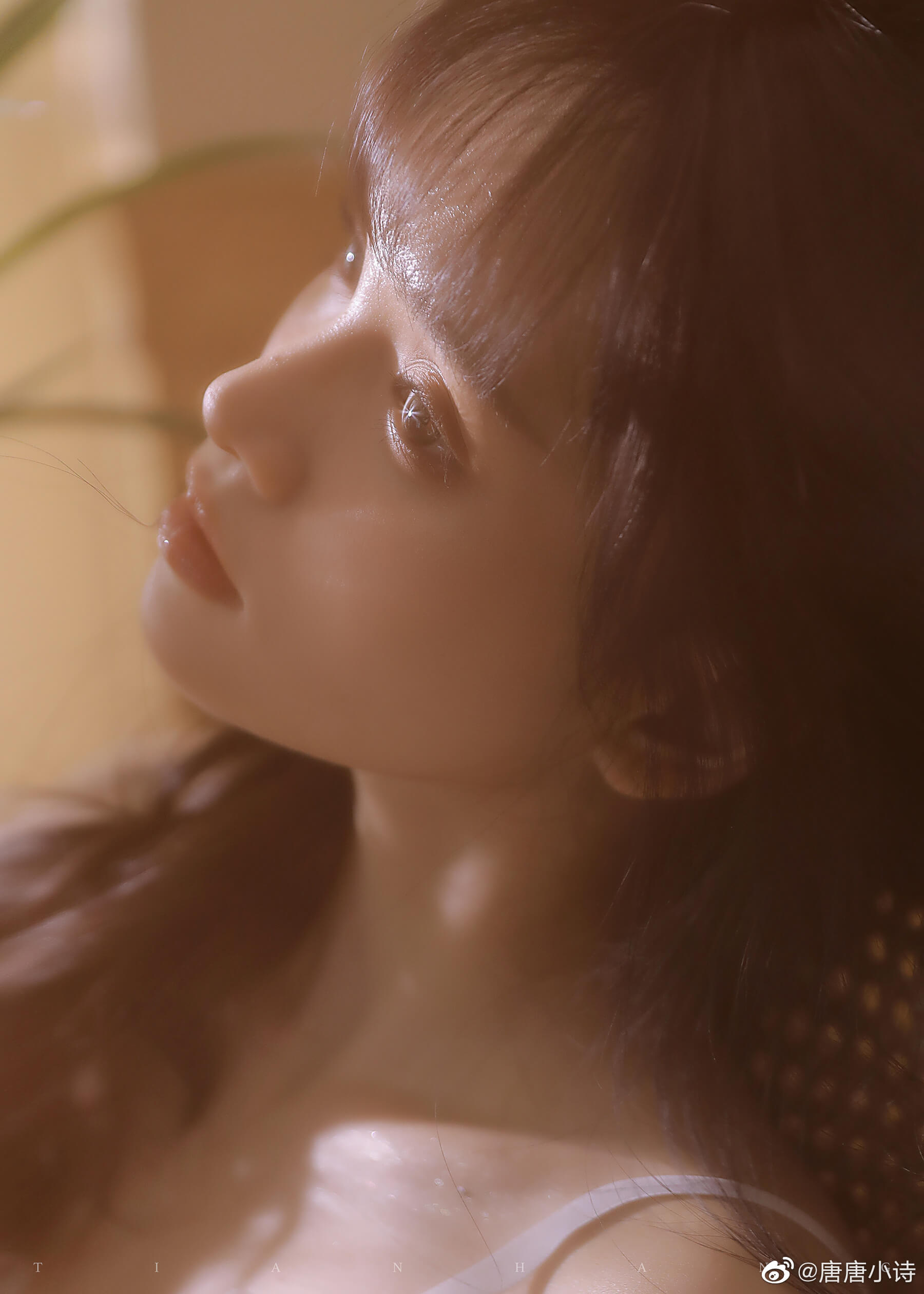 牛奶甜妹 唐唐小诗最新美照，心机微撩露出迷人香肩