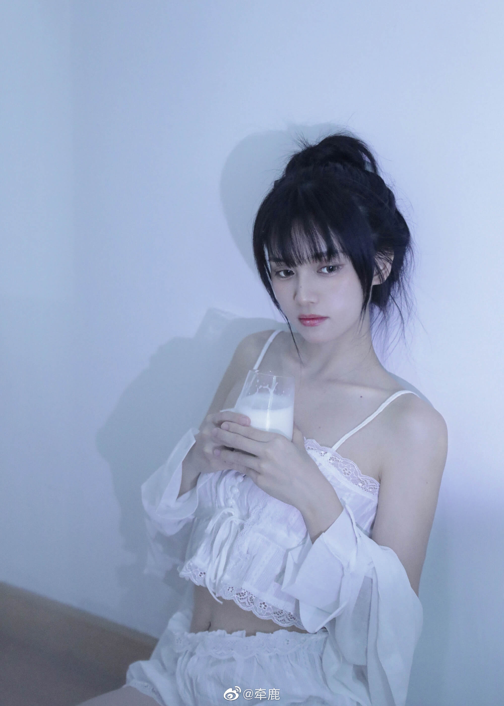 牛奶甜妹 唐唐小诗最新美照，心机微撩露出迷人香肩