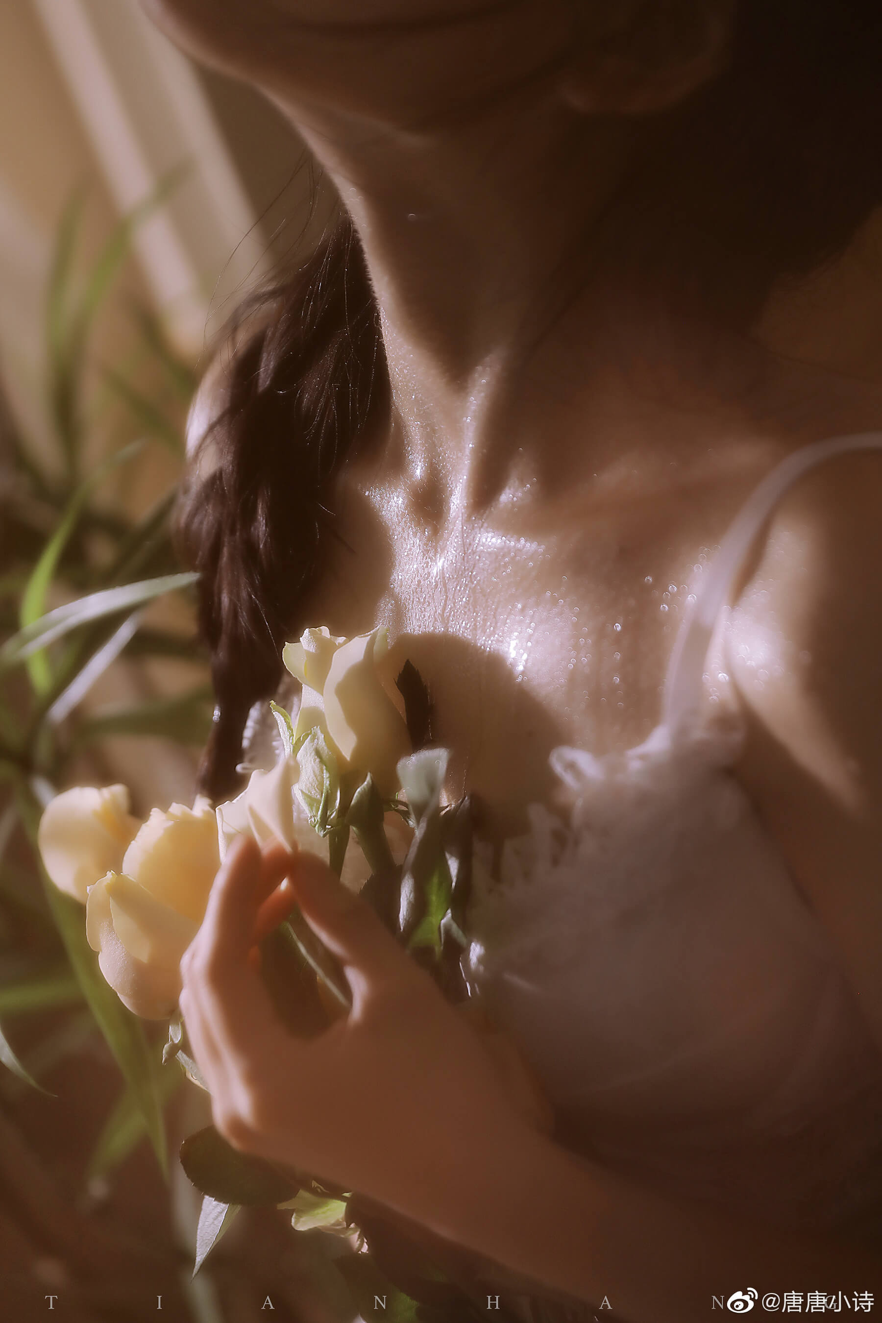 牛奶甜妹 唐唐小诗最新美照，心机微撩露出迷人香肩