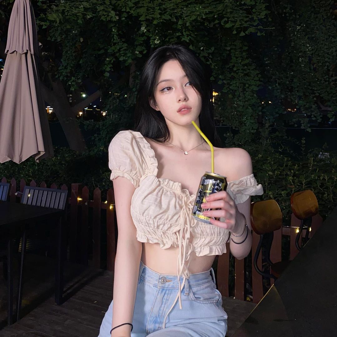 御姐系长发正妹[阿宅]长相清秀气质俱佳