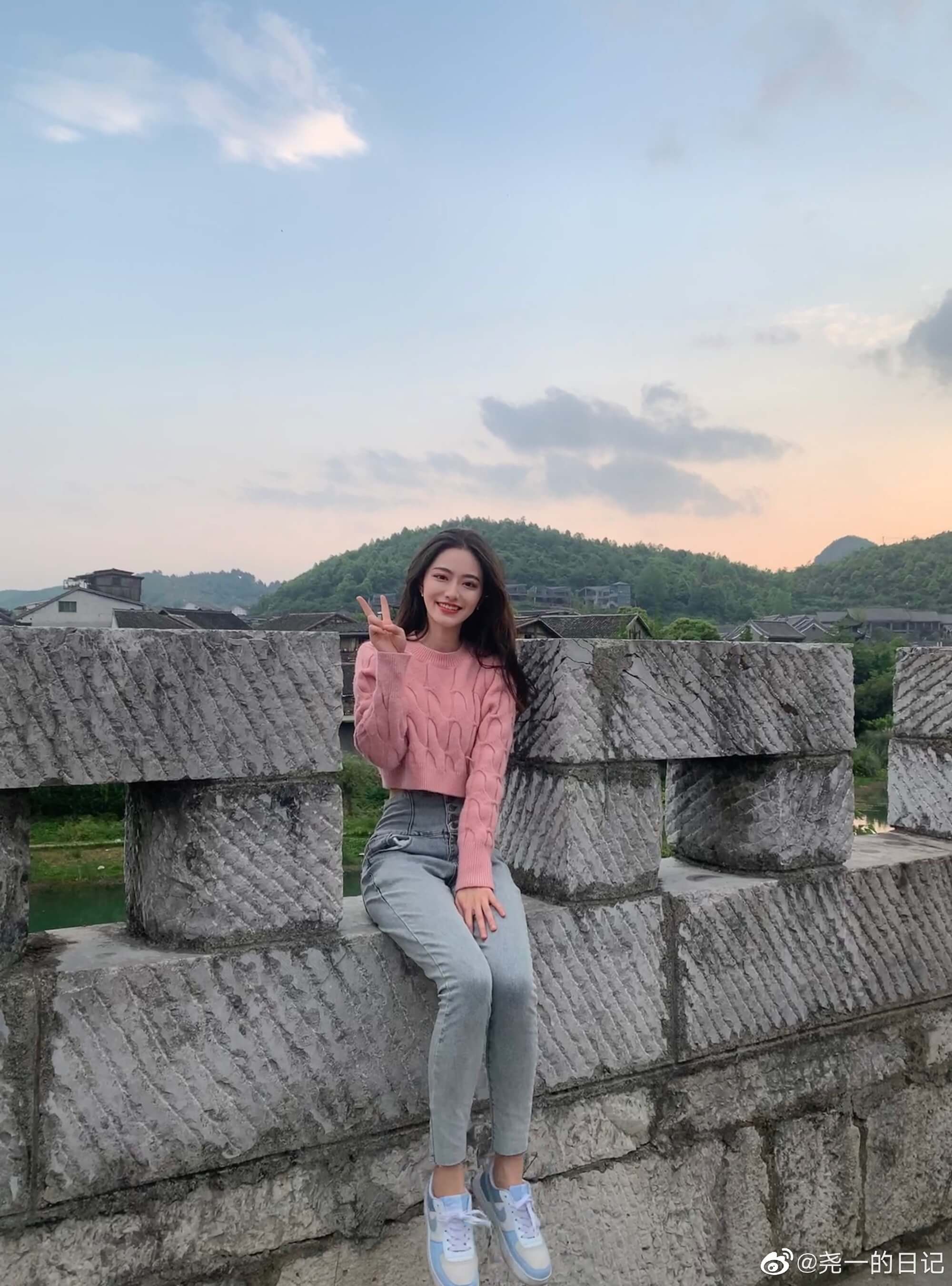 尧一的日记 演唱会上皮肤白皙的大眼美女,长相清秀成焦点