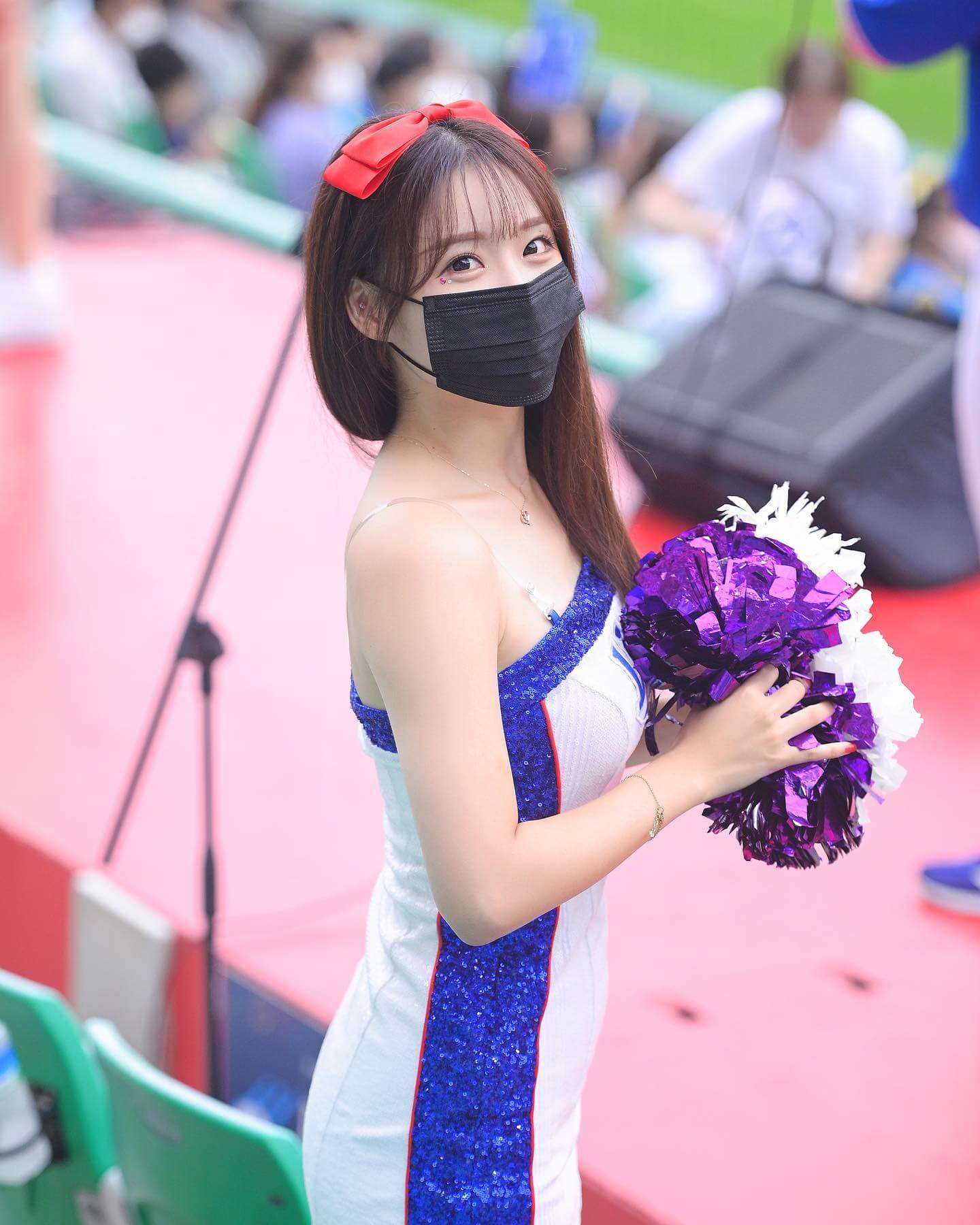 可爱的韩国啦啦队队长崔洪罗图片