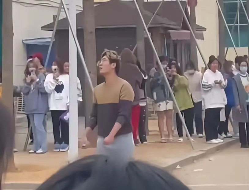 山东服装职业学院王佳颖事件，为爱冲锋的勇士1V5