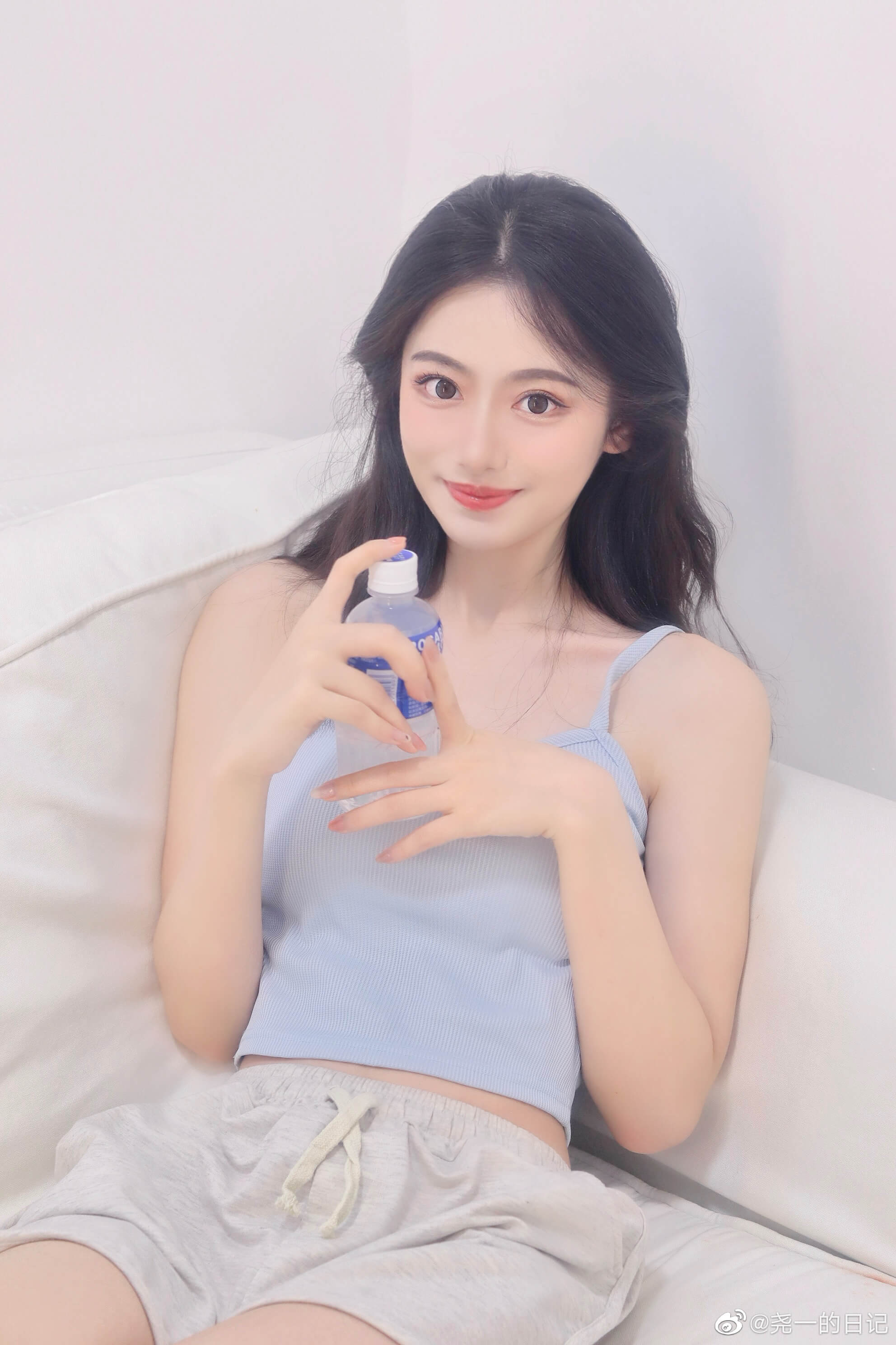 尧一的日记 演唱会上皮肤白皙的大眼美女,长相清秀成焦点