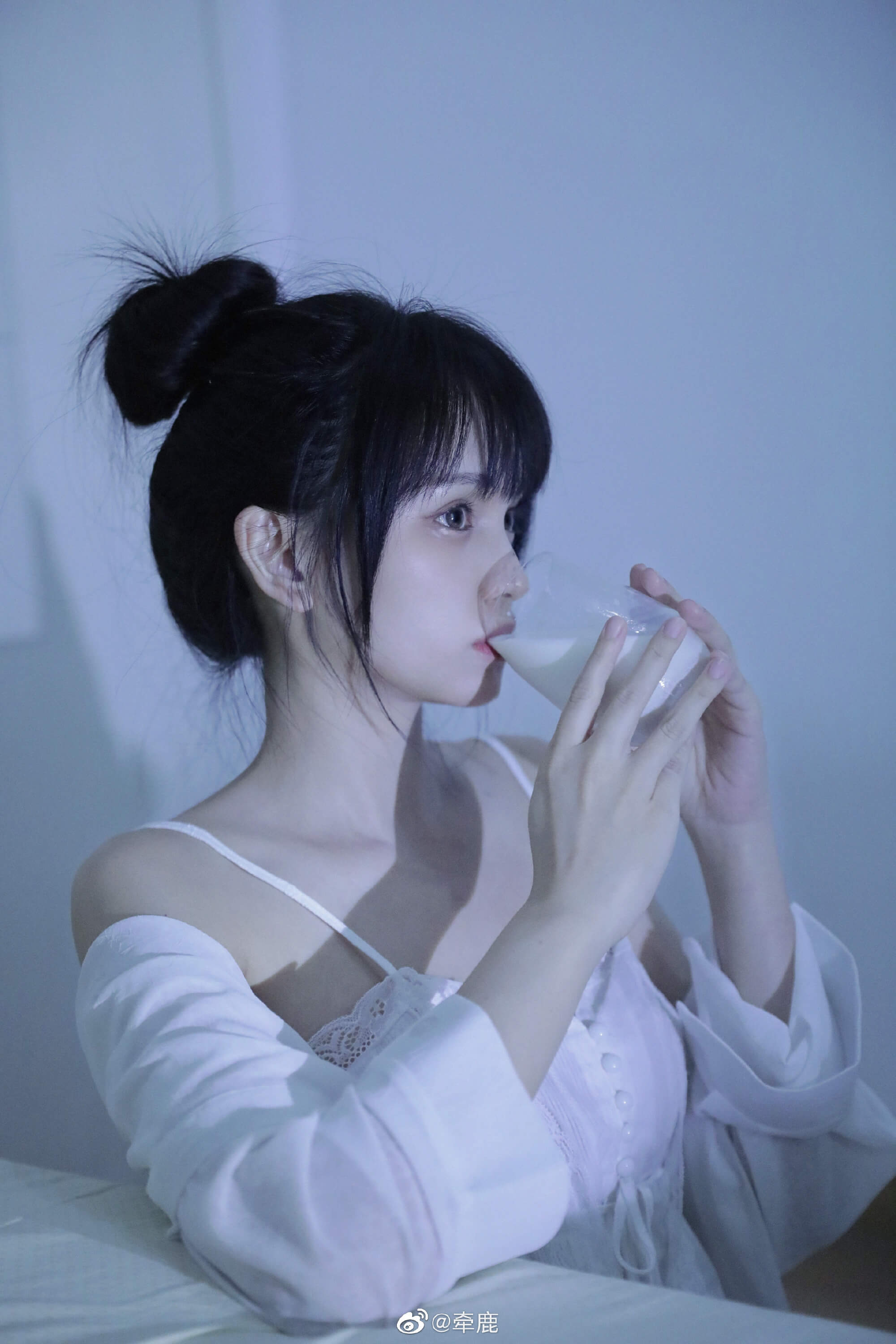 牛奶甜妹 唐唐小诗最新美照，心机微撩露出迷人香肩