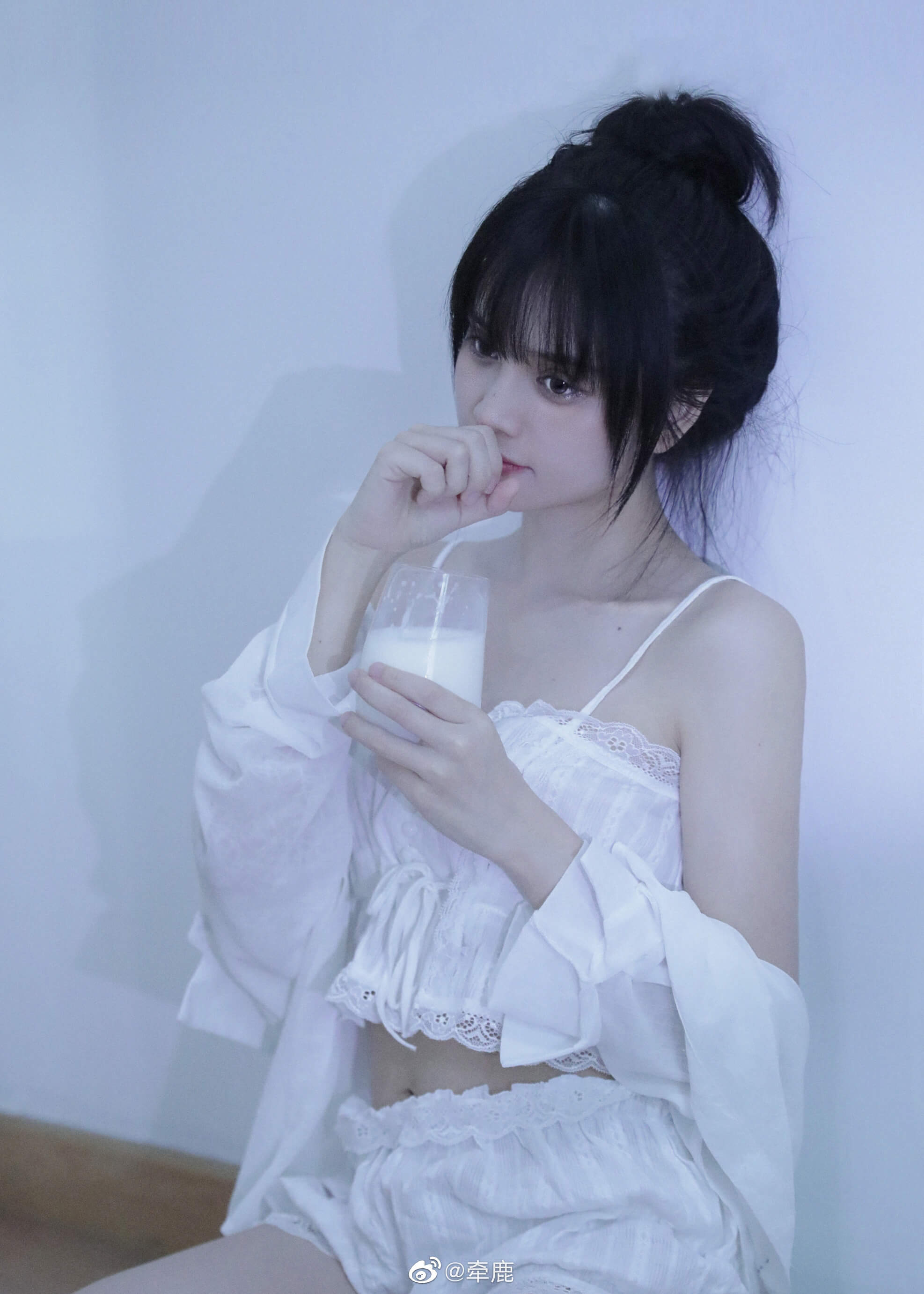 牛奶甜妹 唐唐小诗最新美照，心机微撩露出迷人香肩