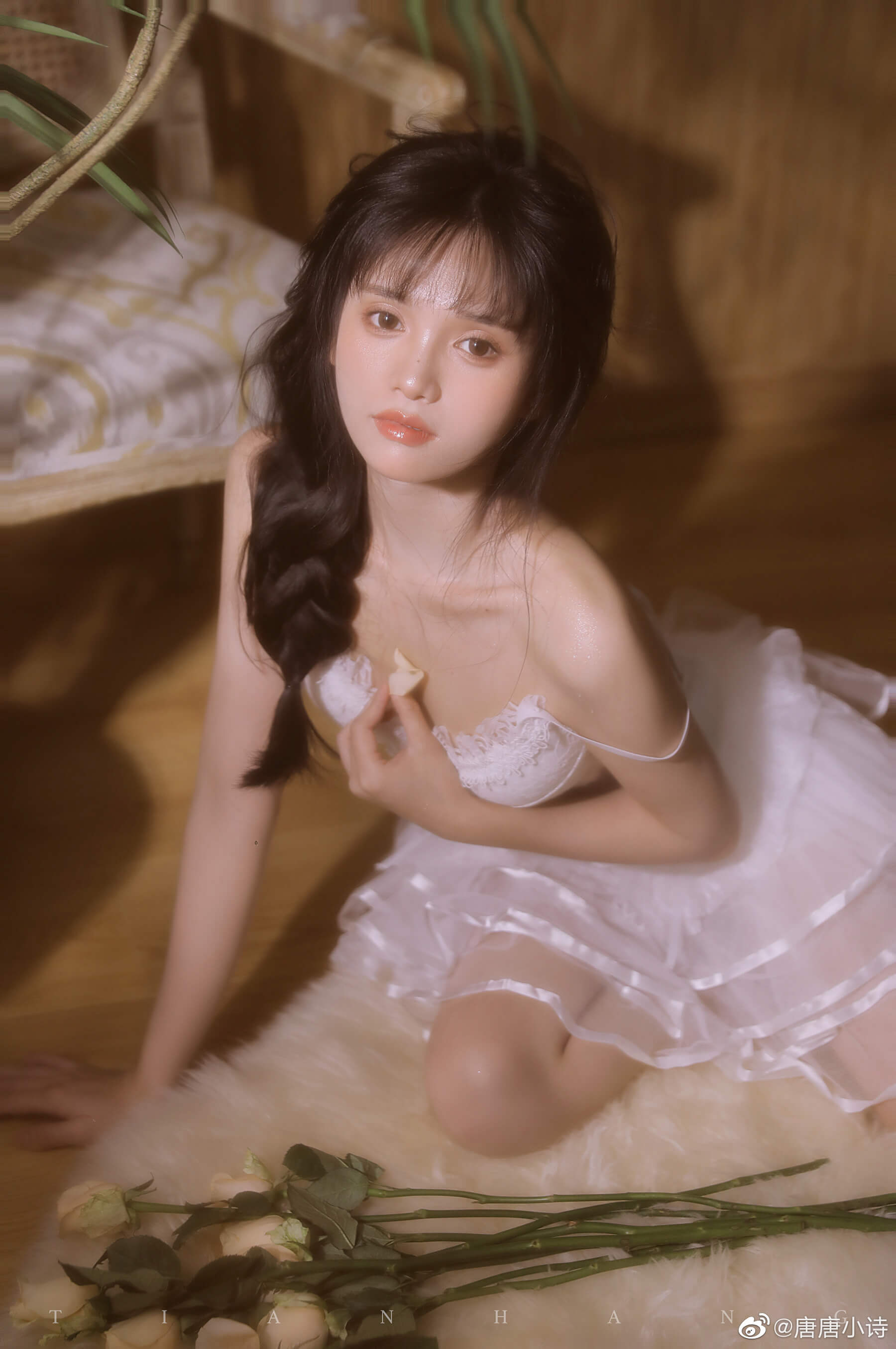 牛奶甜妹 唐唐小诗最新美照，心机微撩露出迷人香肩