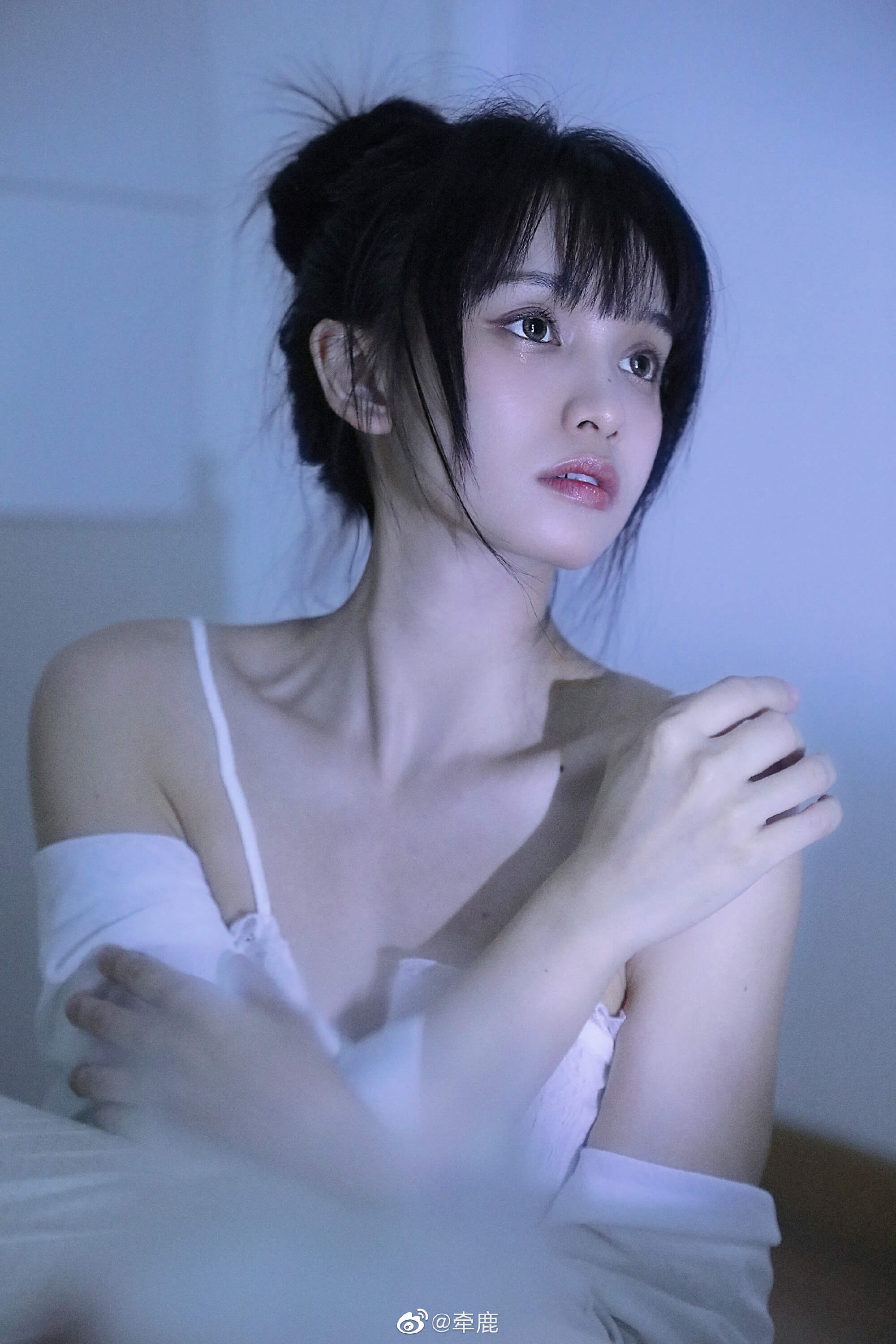 牛奶甜妹 唐唐小诗最新美照，心机微撩露出迷人香肩