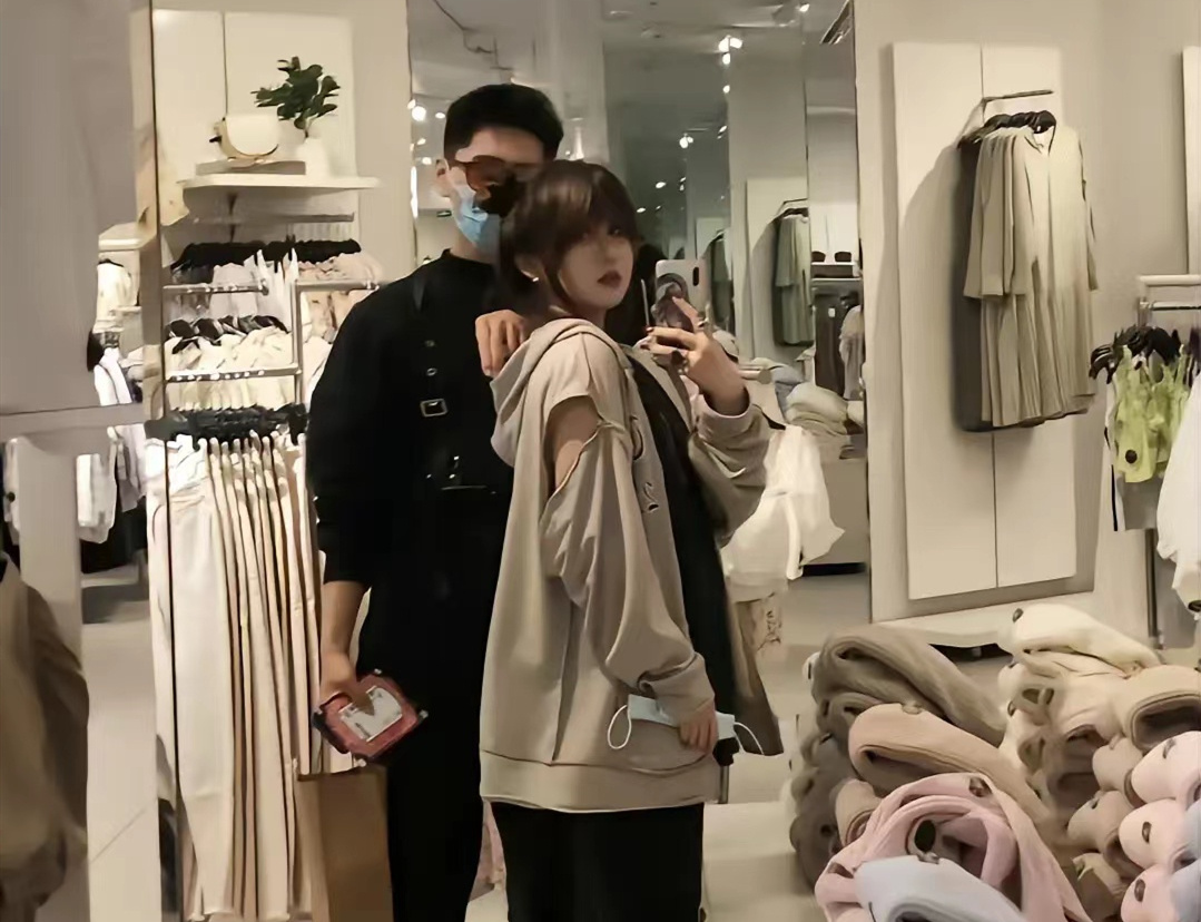 山东服装职业学院王佳颖事件，为爱冲锋的勇士1V5