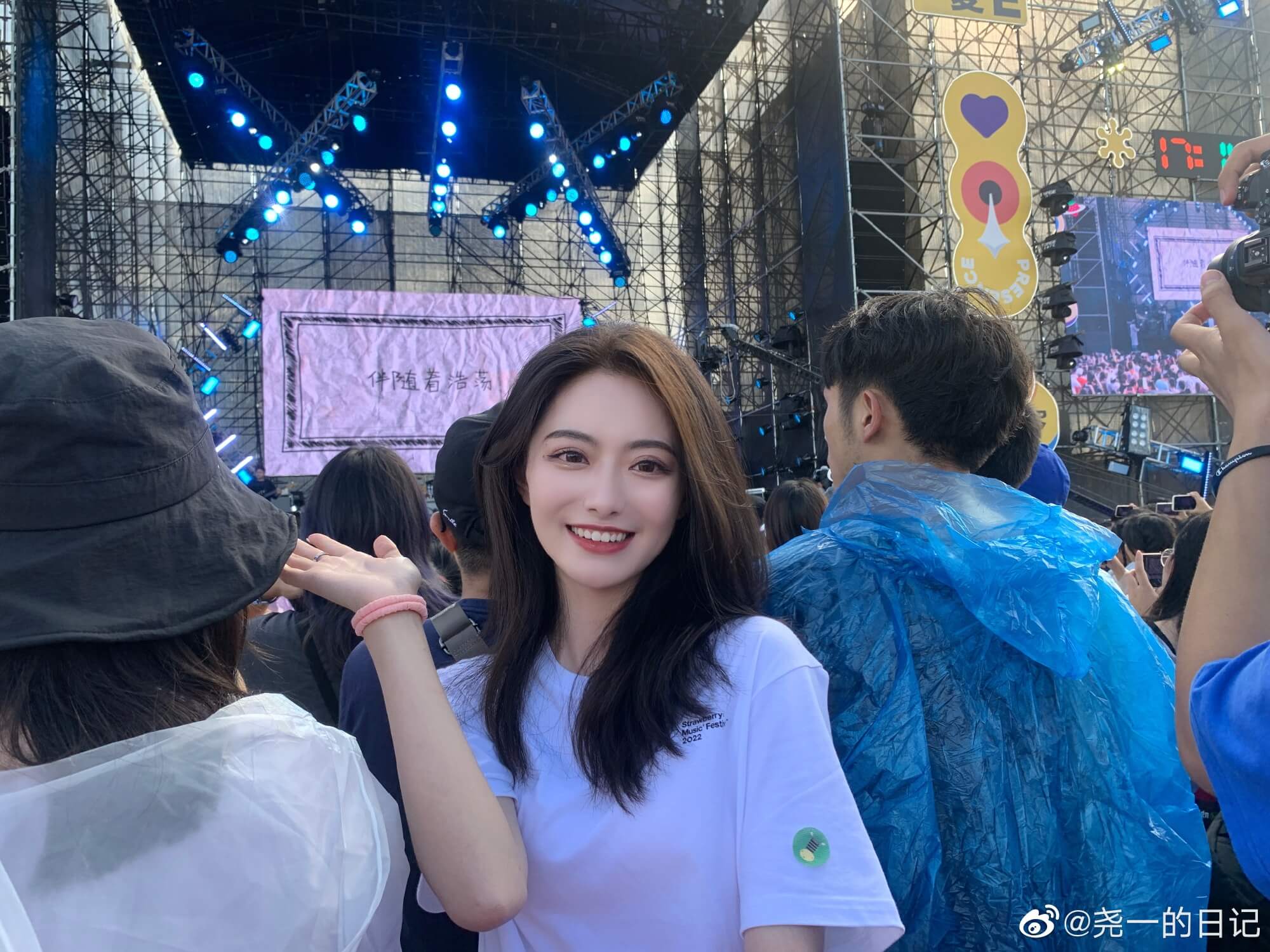 尧一的日记 演唱会上皮肤白皙的大眼美女,长相清秀成焦点