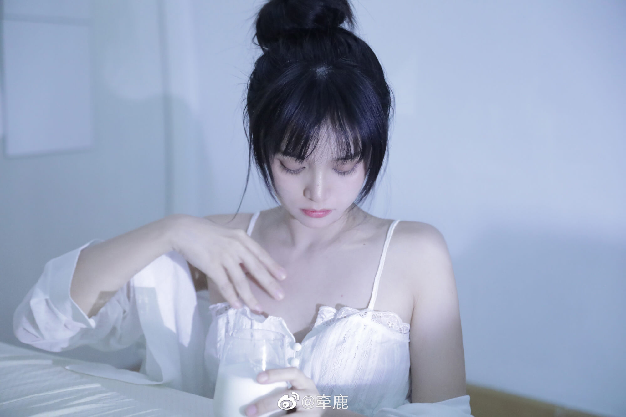 牛奶甜妹 唐唐小诗最新美照，心机微撩露出迷人香肩