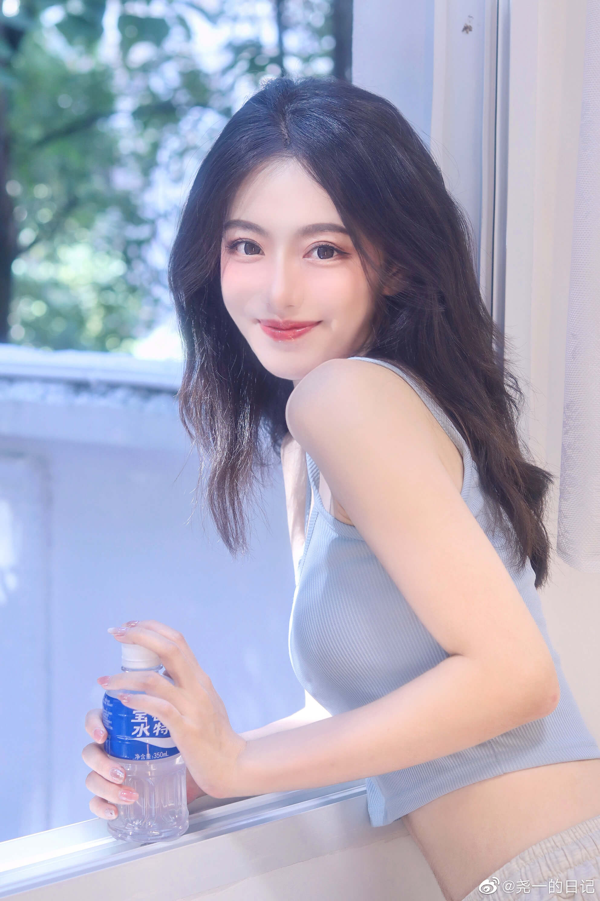 尧一的日记 演唱会上皮肤白皙的大眼美女,长相清秀成焦点