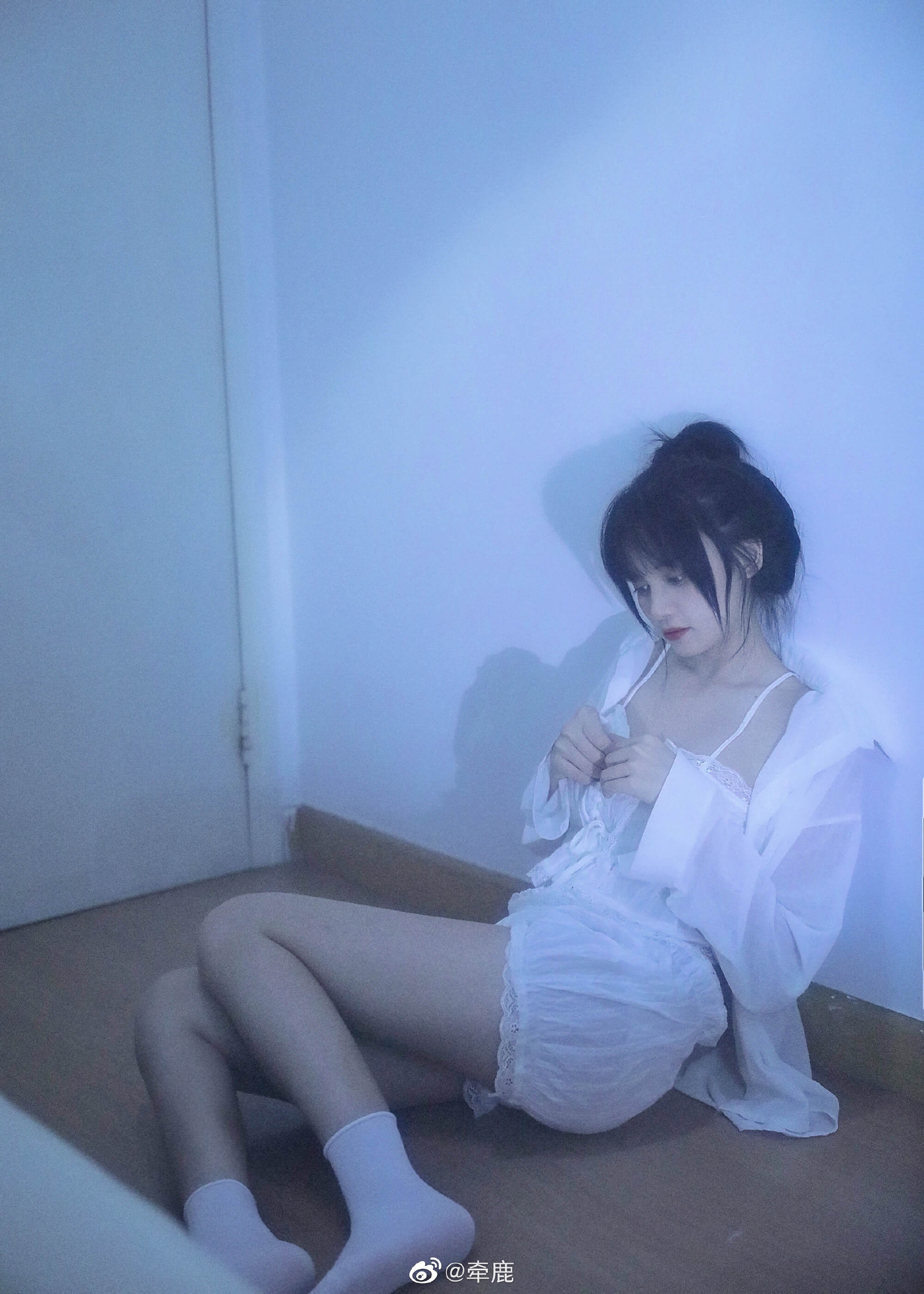 牛奶甜妹 唐唐小诗最新美照，心机微撩露出迷人香肩