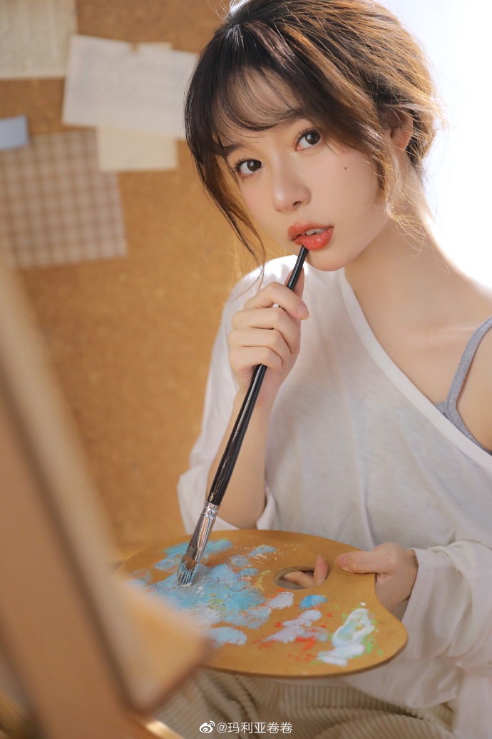 玛利亚卷卷 小露香肩展现性感微撩，掳获大批网友的心