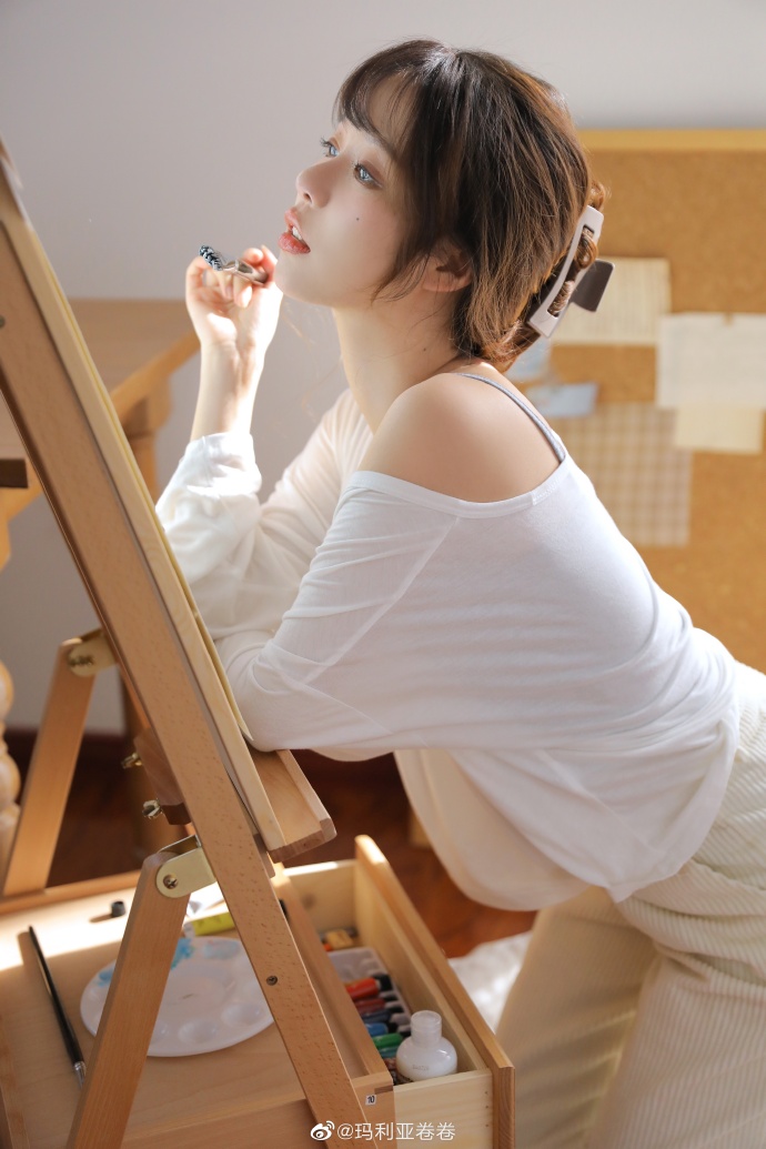 玛利亚卷卷 小露香肩展现性感微撩，掳获大批网友的心