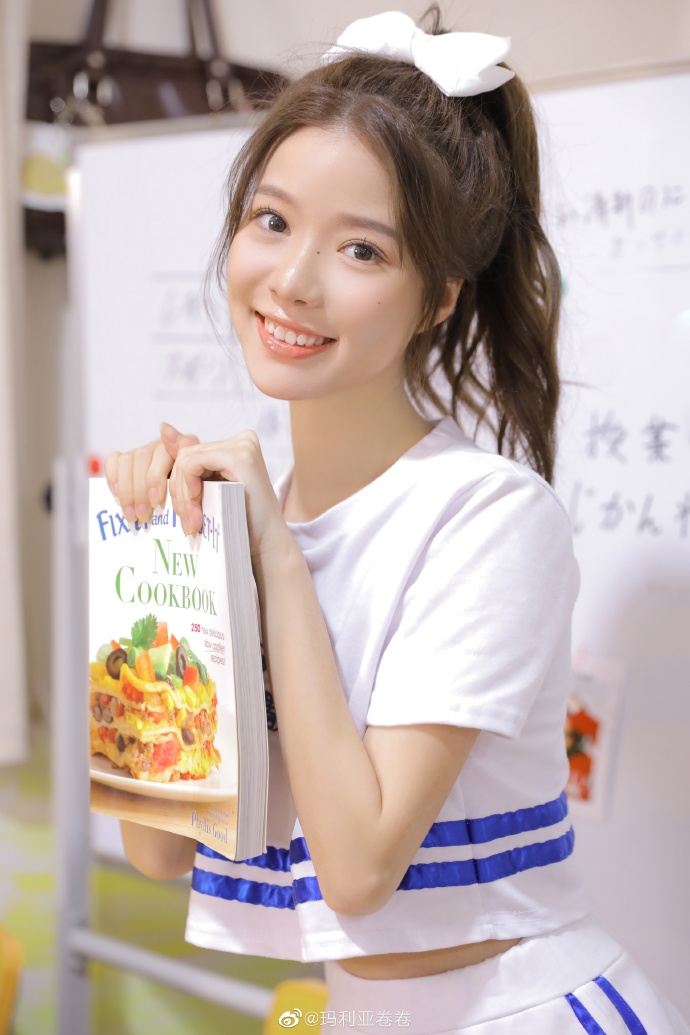 玛利亚卷卷 小露香肩展现性感微撩，掳获大批网友的心