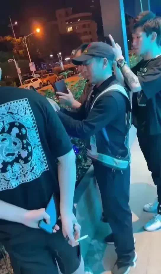 路虎门事件车内激战2小时视频曝光网友惊呼：女车主腿真白！