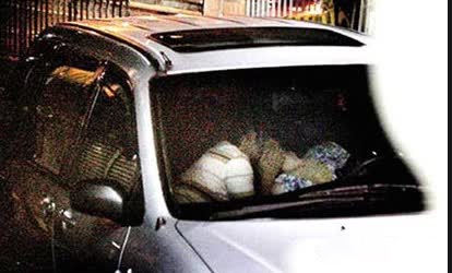 路虎门事件车内激战2小时视频曝光网友惊呼：女车主腿真白！