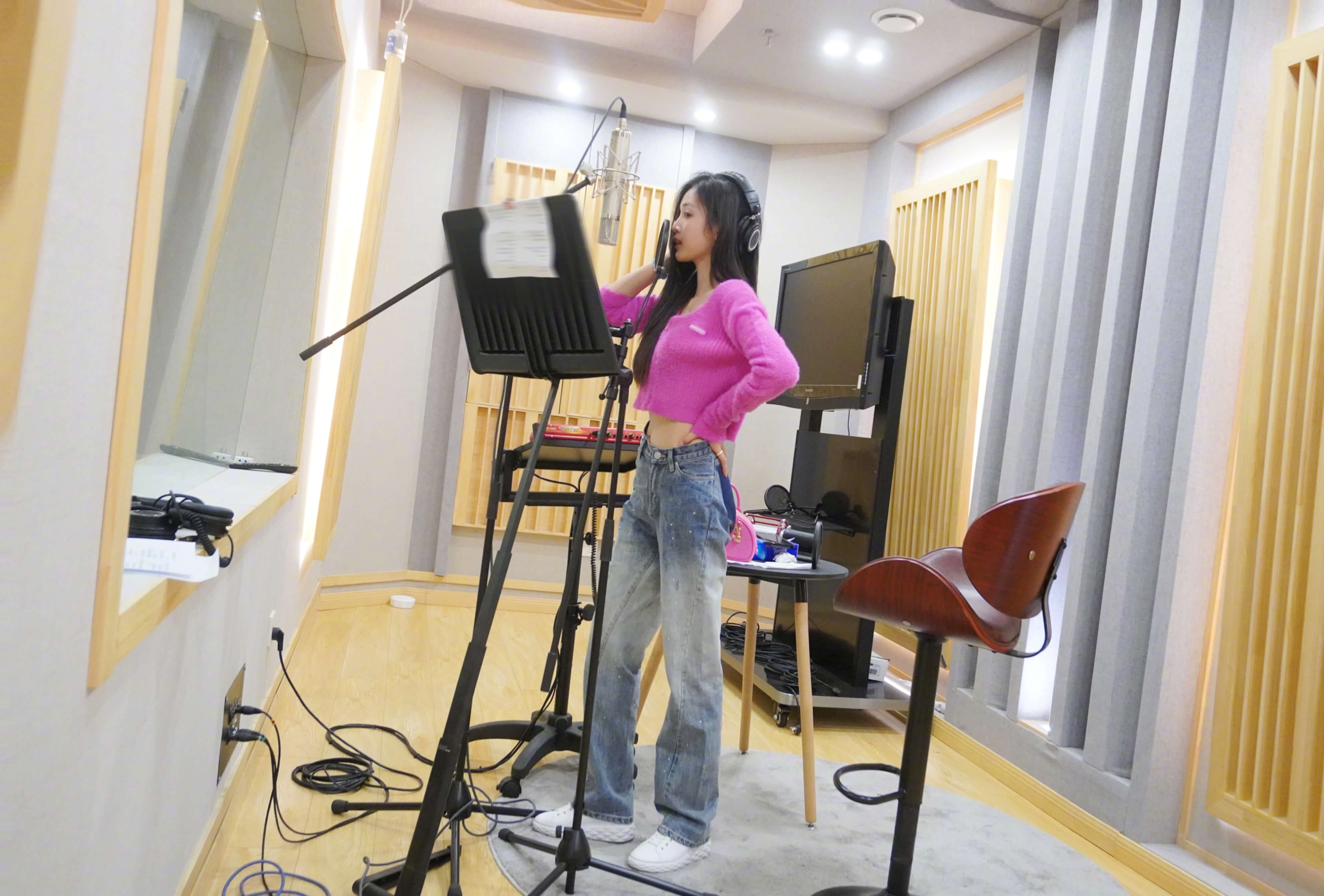 吴宣仪粉色毛衣随拍照片 自拍简直是美到让人心动