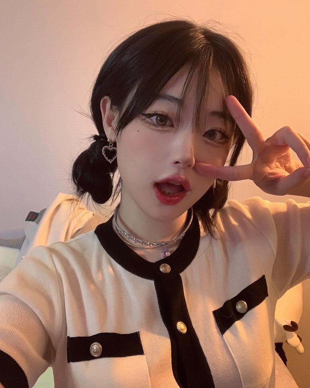 张娜英ins手捧欧派照片 南韩纯欲天花板名不虚传