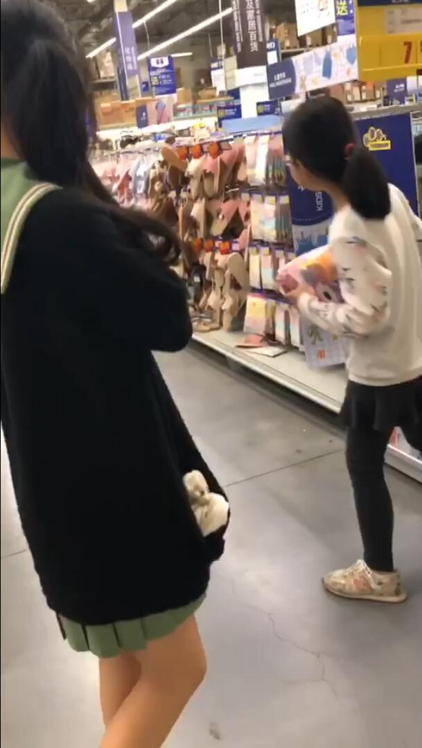 浆果儿马雨琪定制视频流出 场景超市公园问路超大胆！