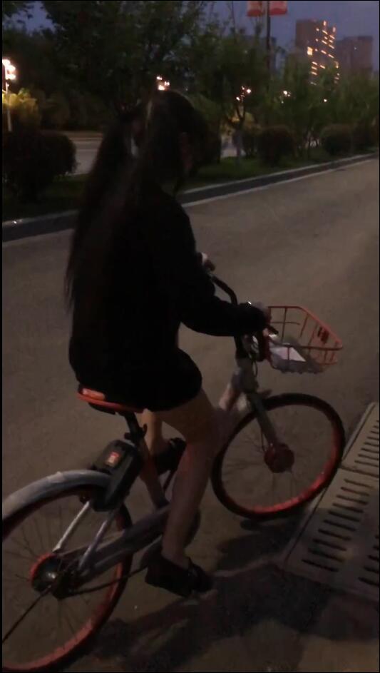 浆果儿马雨琪定制视频流出 场景超市公园问路超大胆！