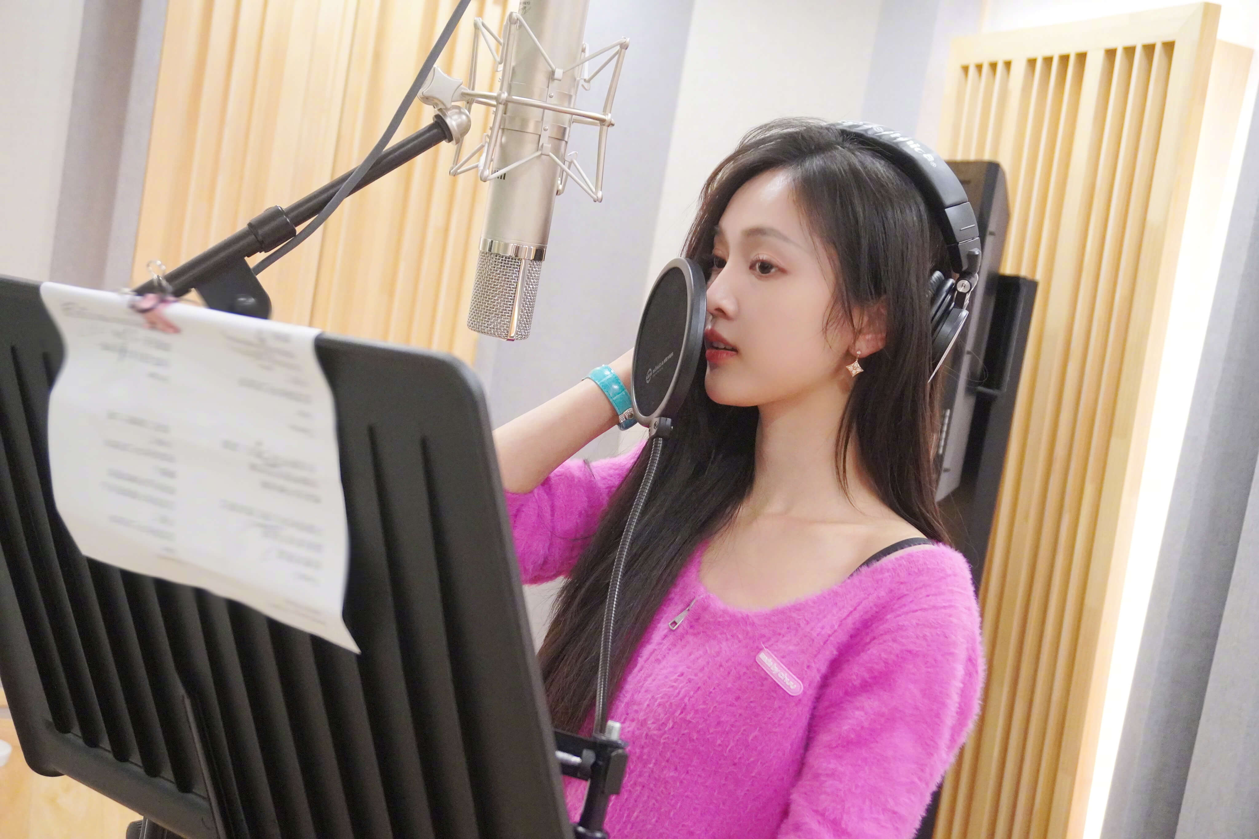 吴宣仪粉色毛衣随拍照片 自拍简直是美到让人心动