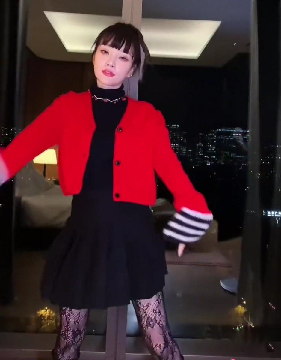 李小璐被嘲乡土风 李小璐秀穿搭网友称像农村村姑