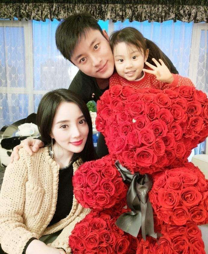 李小璐被嘲乡土风 李小璐秀穿搭网友称像农村村姑