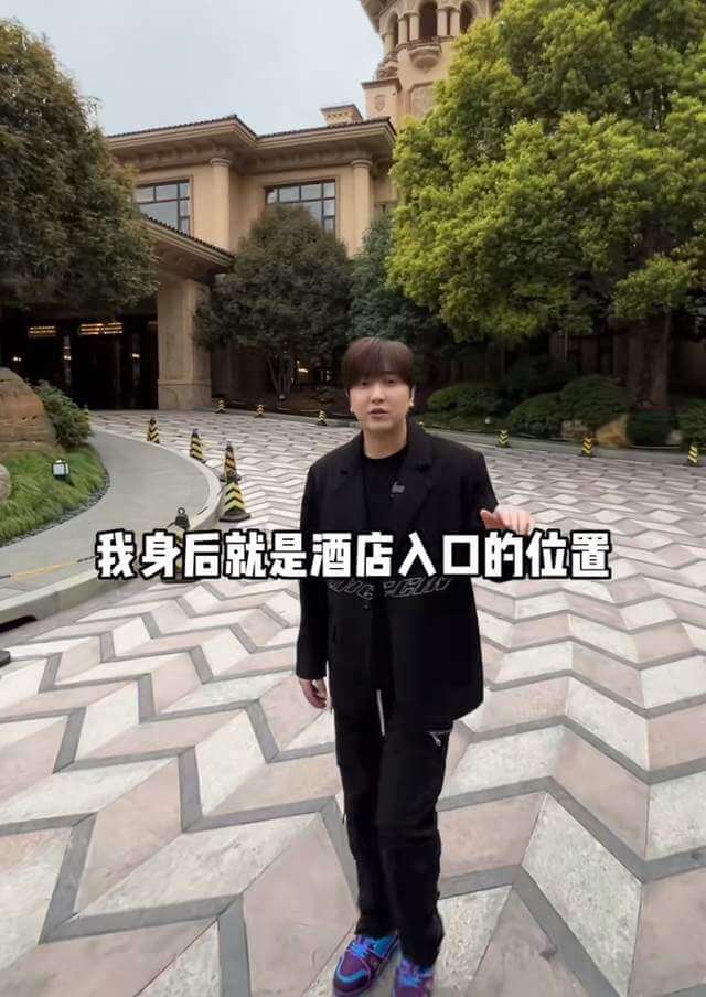 网红白冰婚礼现场曝光!泳池上举办西式婚礼,酒席一桌近万元