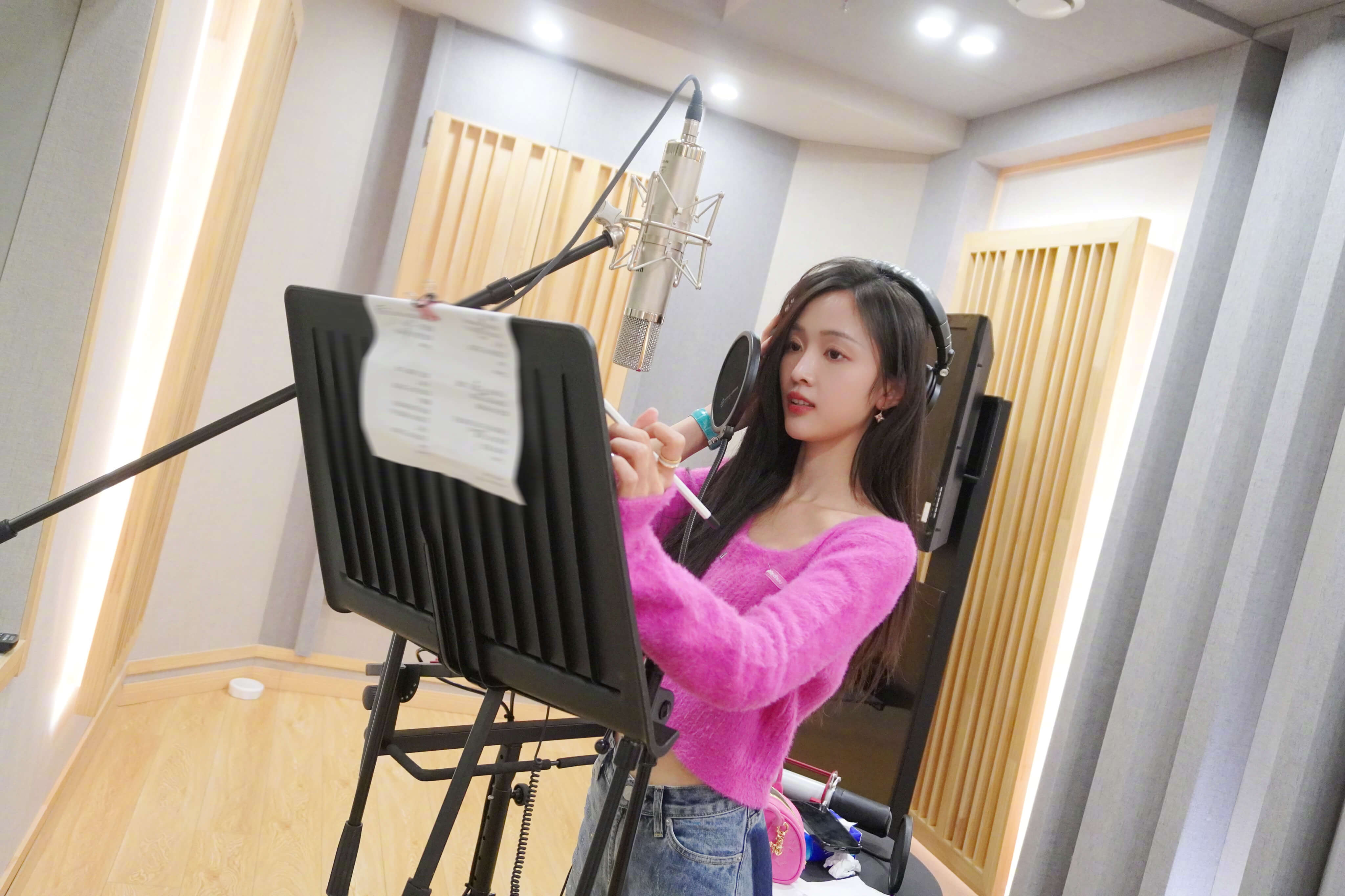 吴宣仪粉色毛衣随拍照片 自拍简直是美到让人心动