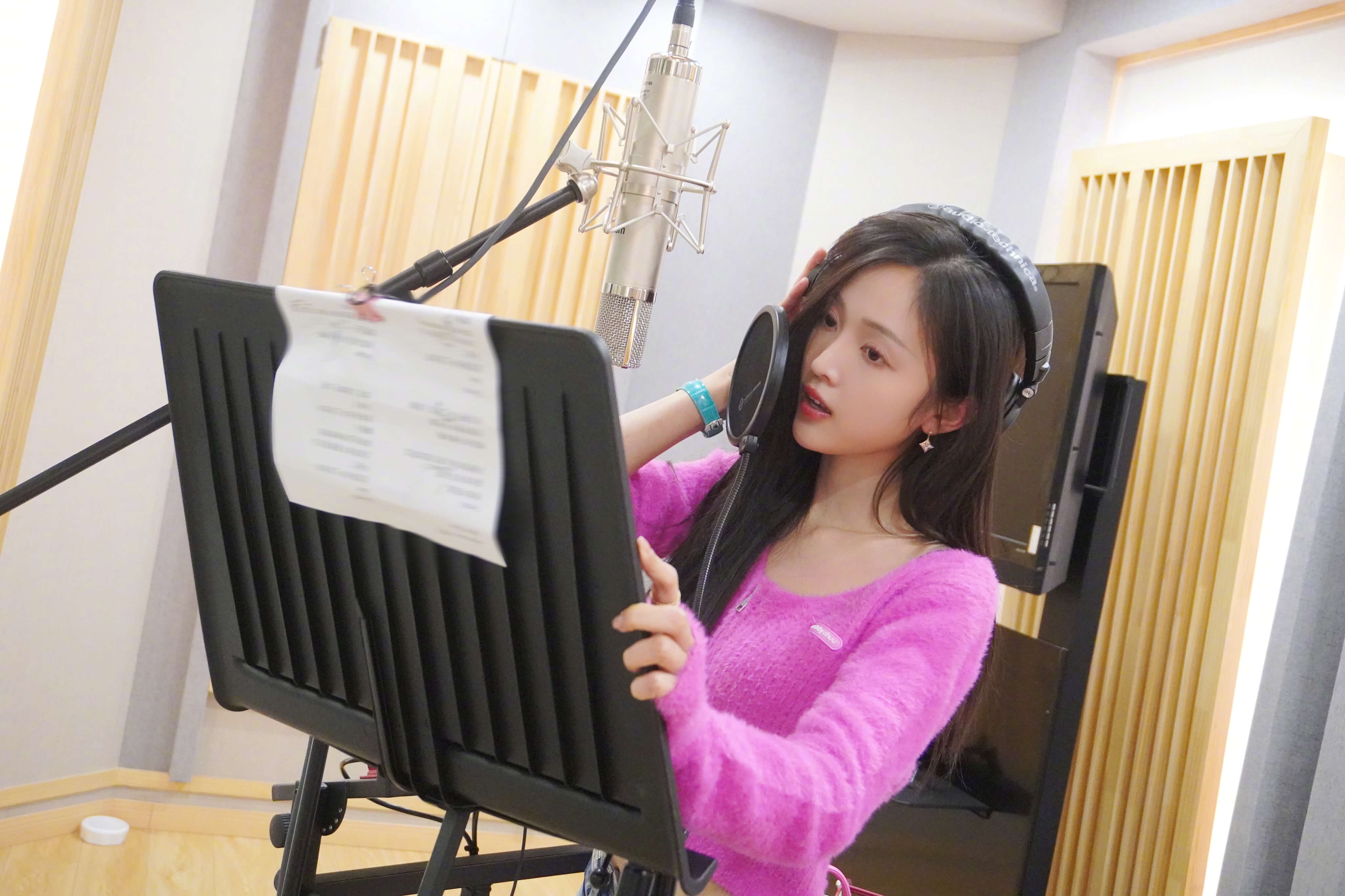 吴宣仪粉色毛衣随拍照片 自拍简直是美到让人心动