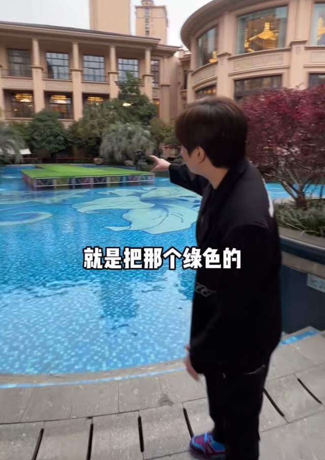 网红白冰婚礼现场曝光!泳池上举办西式婚礼,酒席一桌近万元