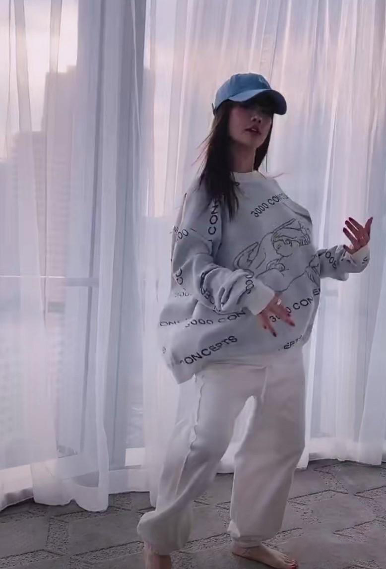 李小璐被嘲乡土风 李小璐秀穿搭网友称像农村村姑