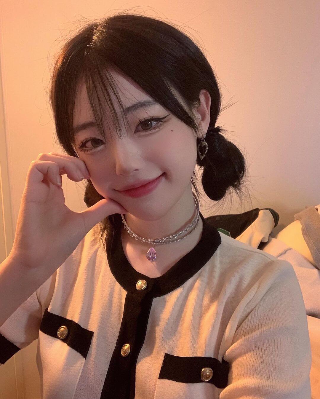 张娜英ins手捧欧派照片 南韩纯欲天花板名不虚传