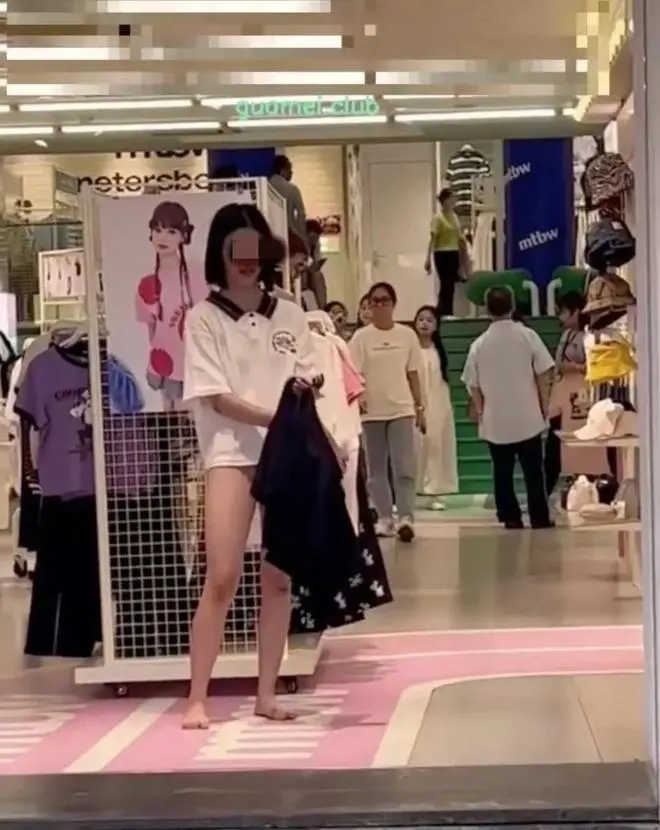 长沙五一广场惊现女子裸奔照片引热议，网传只为气男友