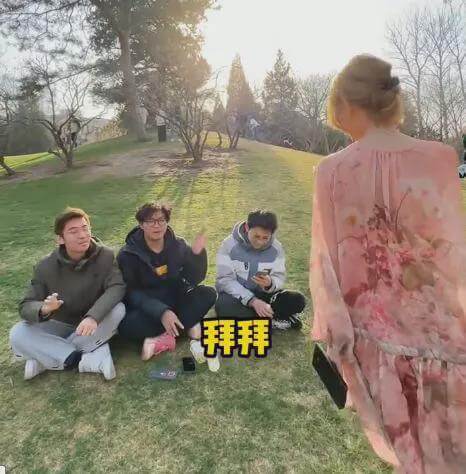 网红聂小雨穿睡衣逛清华图片，跑步下蹲被围观