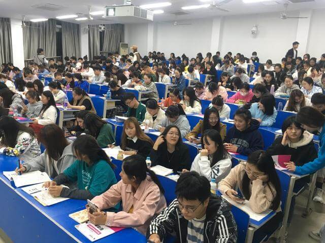 安徽财贸学院男生同时谈八个对象！被众多女友当场抓包