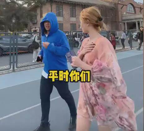 网红聂小雨穿睡衣逛清华图片，跑步下蹲被围观