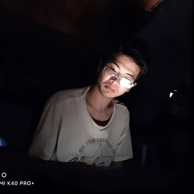 安徽财贸学院男生同时谈八个对象！被众多女友当场抓包