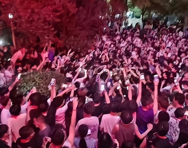 安徽财贸学院男生同时谈八个对象！被众多女友当场抓包