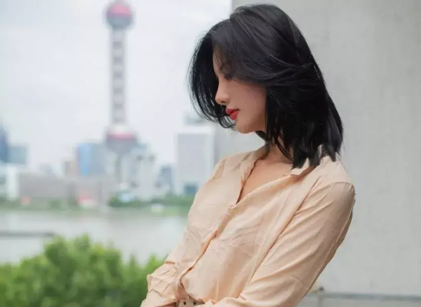 抖音千万粉丝女网红”是阿朱呀”泰国海底捞的瓜